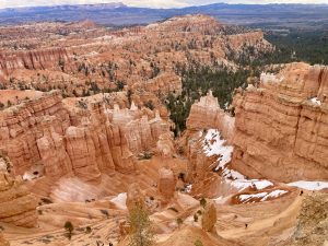 Long-distance view of brown hoodoos at Bryce Canyon, Utah